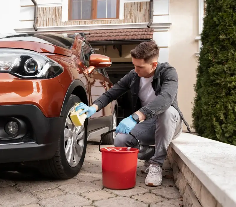 Lavage auto à domicile Saint-Broladre : professionnel intervenant sur un véhicule